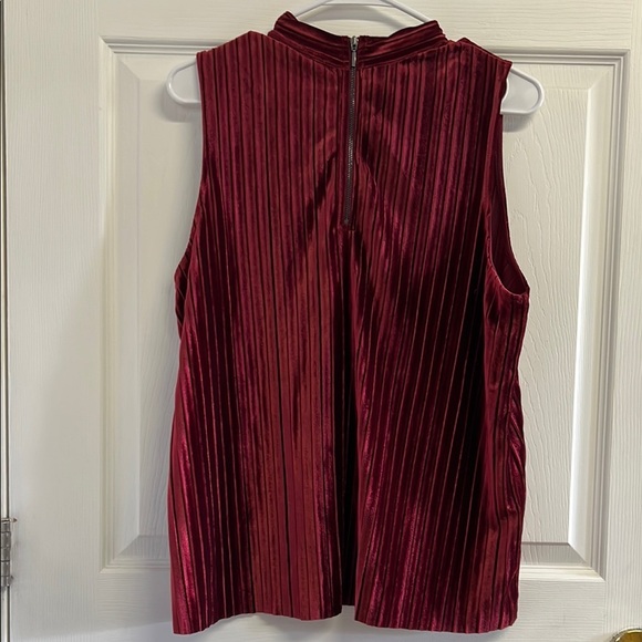 Reitman’s Elegant Burgundy Sleeveless Top - Picture 4 of 4
